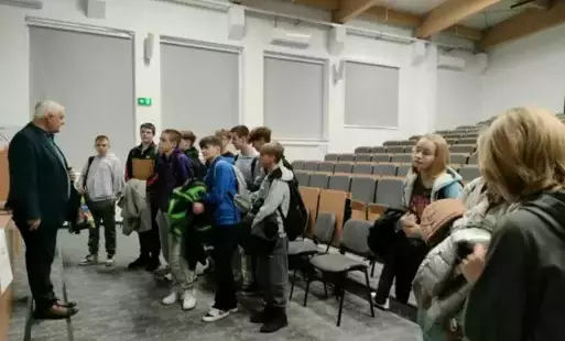 Zdjęcie do Wyjazd klasy VIII do ZS CKR w Sichowie Dużym