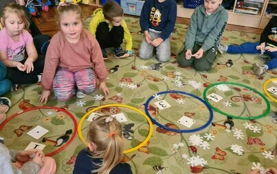 Zdjęcie do Let's count 1 to 6! Dwujęzyczne przedszkolaki z pomocą Ring Ring poznają cyfry.